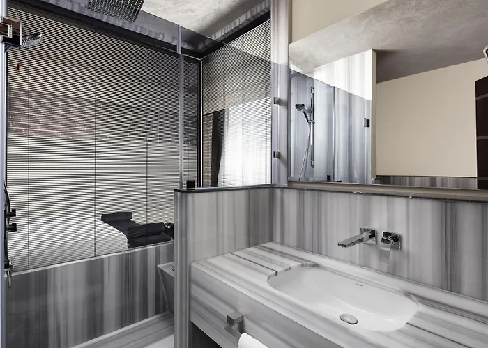 Decamondo Galata, A Tribute Portfolio