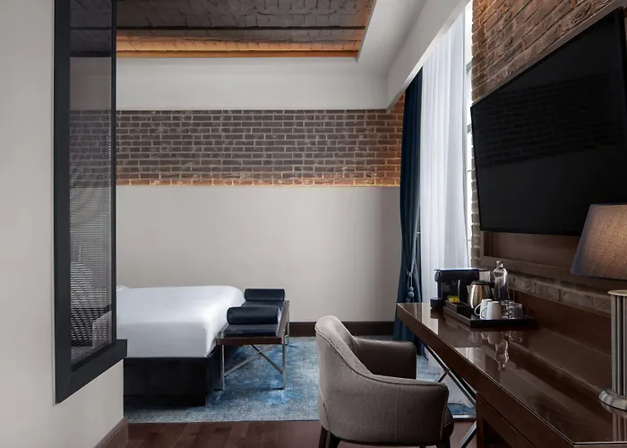 Decamondo Galata, A Tribute Portfolio